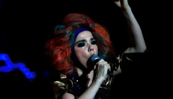 Björk documenta su propio nacimiento y lo comparte a través de WeTransfer