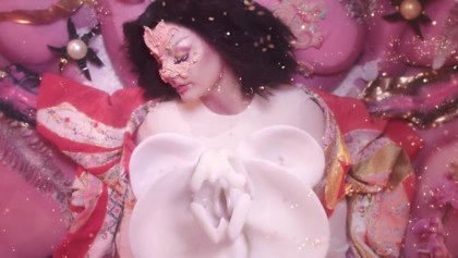 De planeta rosa, diamantina y seres extraños en otro planeta: así es el nuevo video de Björk
