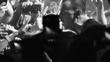 Mira a Chester Bennington cantar “Crawling” en el nuevo video de Linkin Park