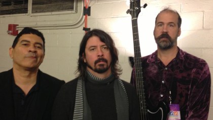 Los miembros sobrevivientes de Nirvana se reúnen para cantar “Big Me”
