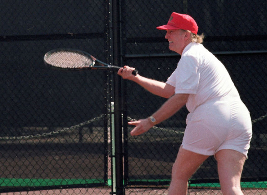 Donald Trump jugando tenis
