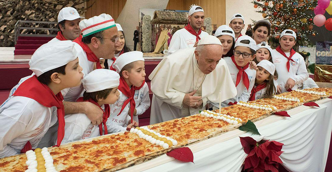 El Papa celebra su cumpleaños con una pizza G I G A N T E