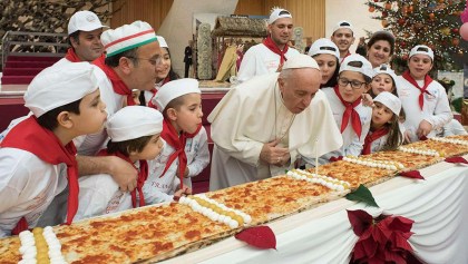 El Papa celebra su cumpleaños con una pizza G I G A N T E