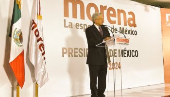Andrés Manuel López Obrador se registra como precandidato presidencial de Morena