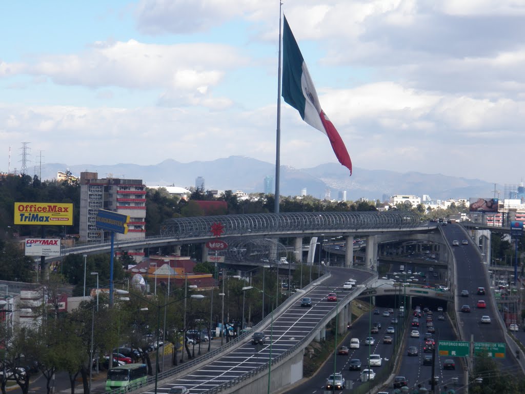 Imagen de la bandera de México frente al centro comercial San Jerónimo