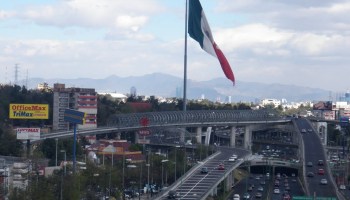Imagen de la bandera de México frente al centro comercial San Jerónimo