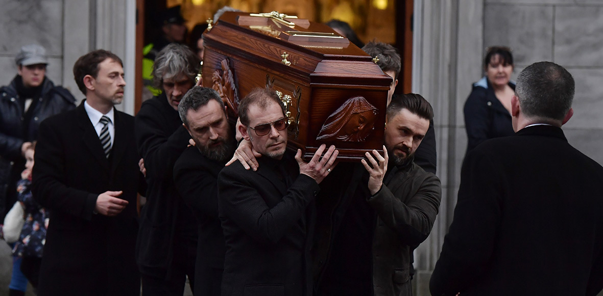 Fans, amigos y familiares le dan el último adiós a Dolores O’Riordan