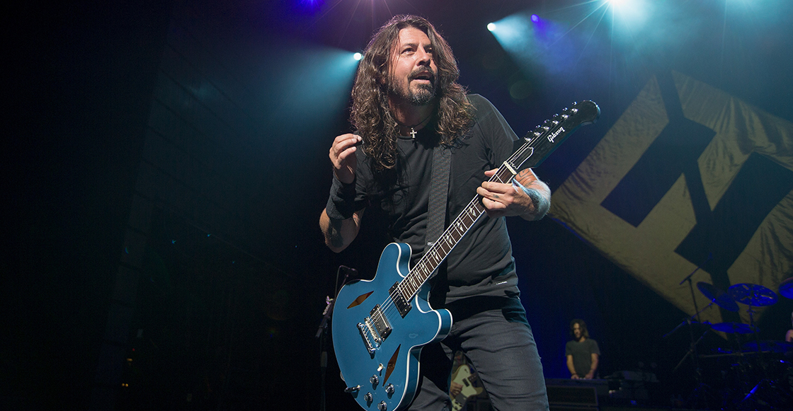 Mira cómo el “doble” de Dave Grohl la rompe durante concierto de Foo Fighters