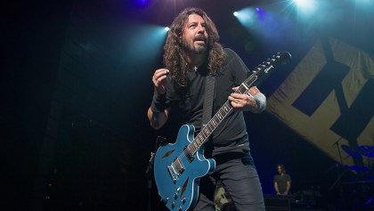 Mira cómo el “doble” de Dave Grohl la rompe durante concierto de Foo Fighters