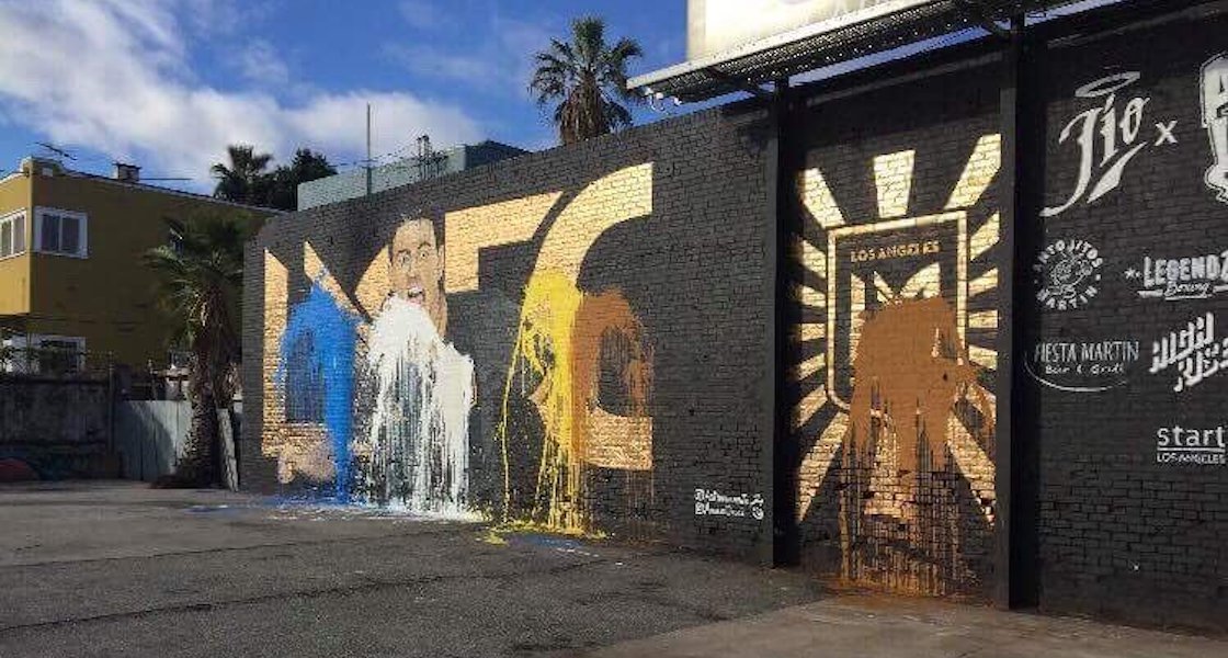 Le hicieron un mural a Carlos Vela en Los Ángeles, pero ya fue vandalizado