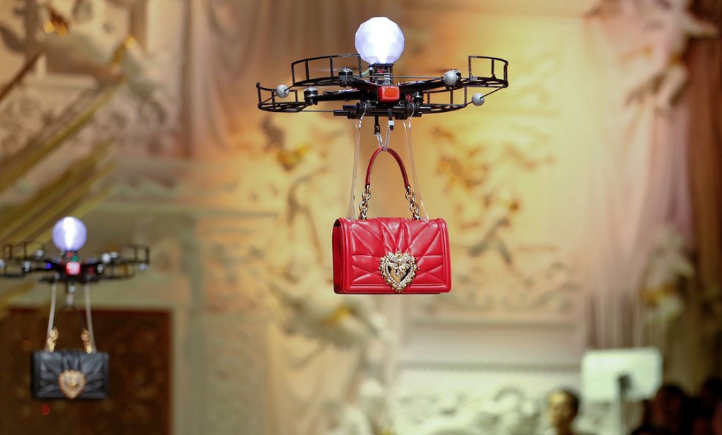 ¿Pensabas que lo habías visto todo? Dolce & Gabbana hace desfile con drones