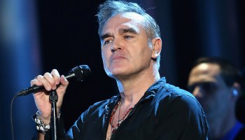 Morrissey aplicando un Morrissey: ataca a la primer ministro de Escocia y sus fans abandonan concierto