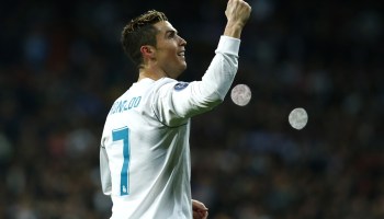 Cristiano Ronaldo del Real Madrid celebra el pase del equipo a los Cuartos de Final de la UEFA Champions League