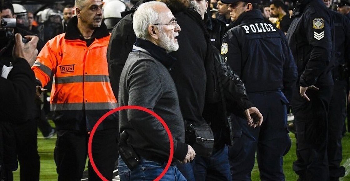 El Presidente del PAOK bajó al campo y amenazó a un árbitro portando un arma