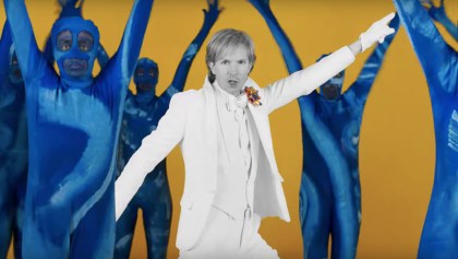 Beck se pone bailarín en el nuevo video de ‘Colors’ dirigido por… ¡Edgar Wright!