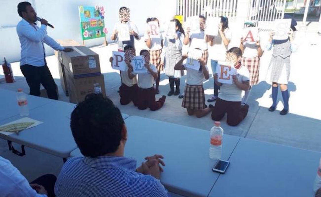 Niños agradecen a diputado perredista en Jalapa, Tabasco, por llevarles aire acondicionado
