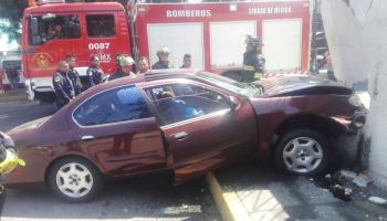 Asesinan a automovilista en Paseos de Churubusco, Iztapalapa, y este choca contra una vivienda