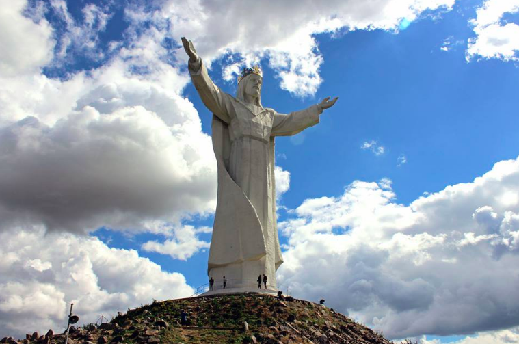 Estatua de Cristo Rey con señal de internet