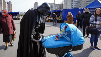 Darth Vader cuidando a un bebé