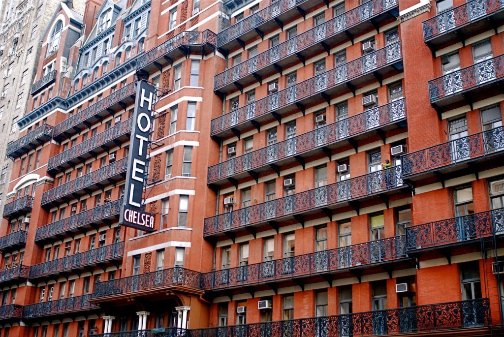 Subastan las puertas del hotel Chelsea donde se hospedaron Bob Dylan, Leonard Cohen, Janis Joplin y Jimi Hendrix