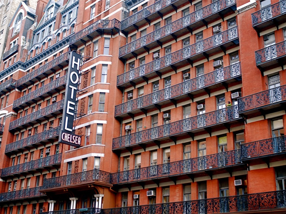 Subastan las puertas del hotel Chelsea donde se hospedaron Bob Dylan, Leonard Cohen, Janis Joplin y Jimi Hendrix