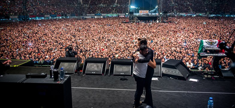 La noche que un fan mexicano le robó el concierto a The Killers