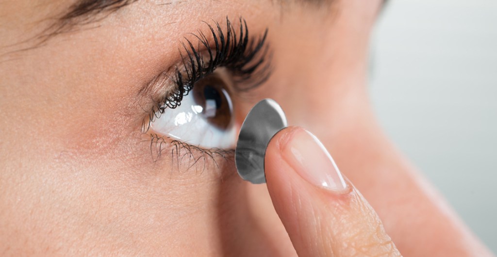 La FDA aprueba tratamiento de gotas para la visión cansada