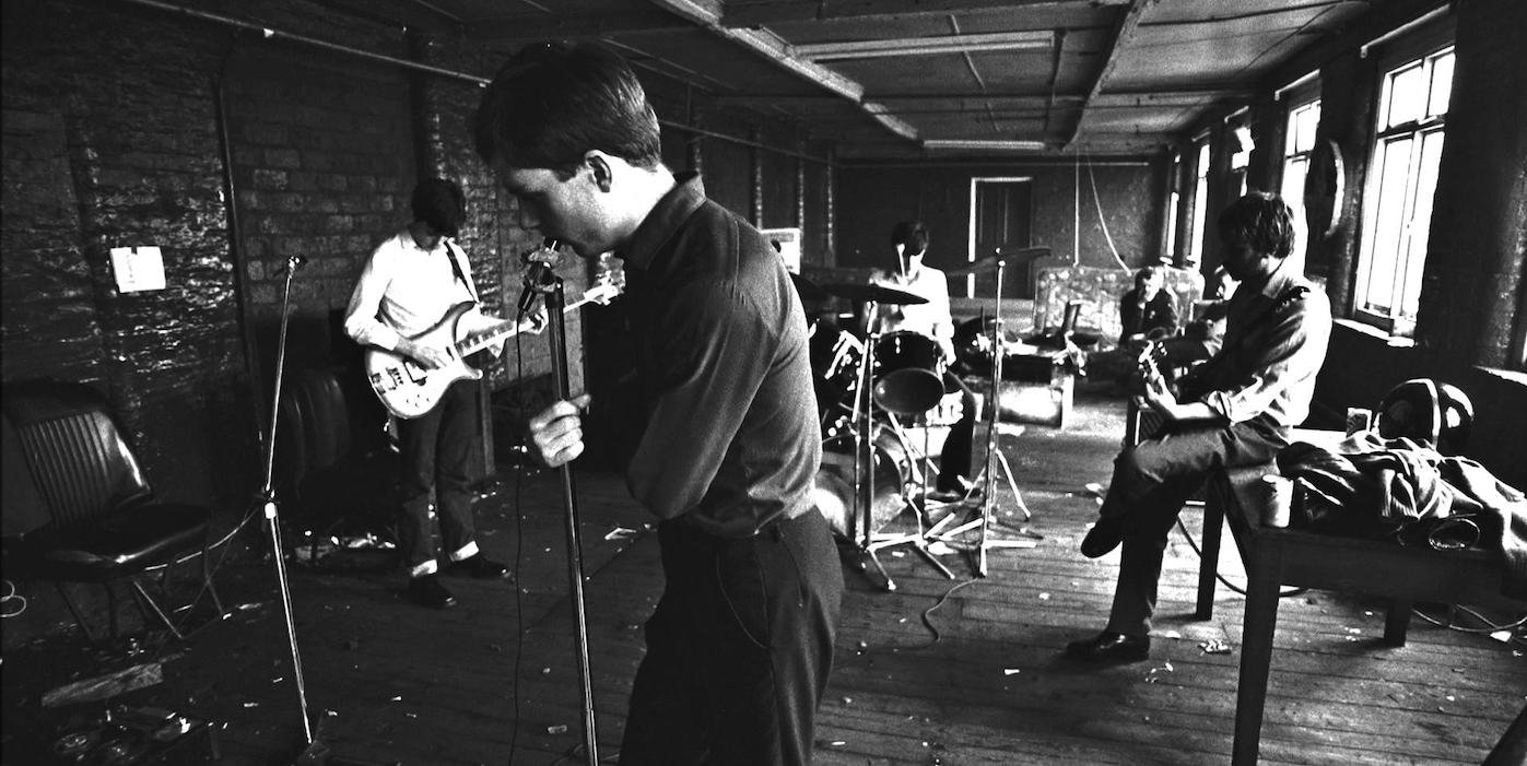 Un día como hoy, de hace 38 años, se filmó el video "Love Will Tear Us Apart" de Joy Division 