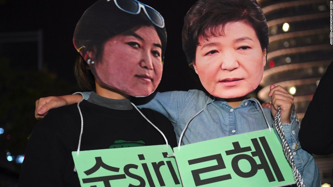 manifestantes protestan en contra de Choi Soon Sil y Park Geun Hye