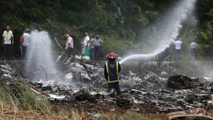 Bomberos trabajando en la zona donde cayó un Boeing 737 en Boyeros, a unos 20 kilómetros al sur de La Habana