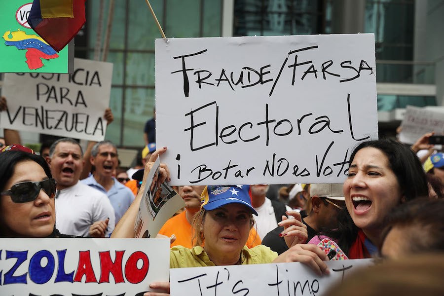 Manifestantes protestan, en Miami, contra las elecciones en Venezuela y la reelección de Maduro