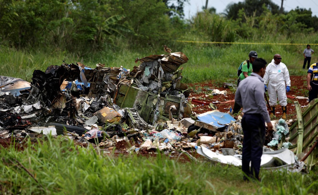 Socorristas trabajando en la zona donde cayó un Boeing 737 en Boyeros, a unos 20 kilómetros al sur de La Habana