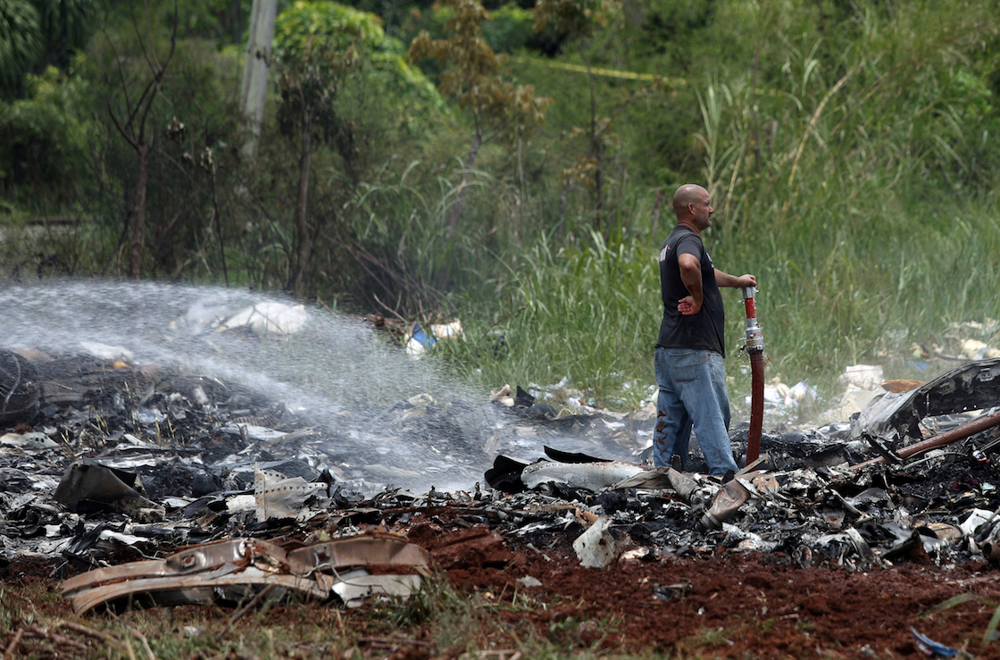 Un socorrista trabajando en la zona donde cayó un Boeing 737 en Boyeros, a unos 20 kilómetros al sur de La Habana