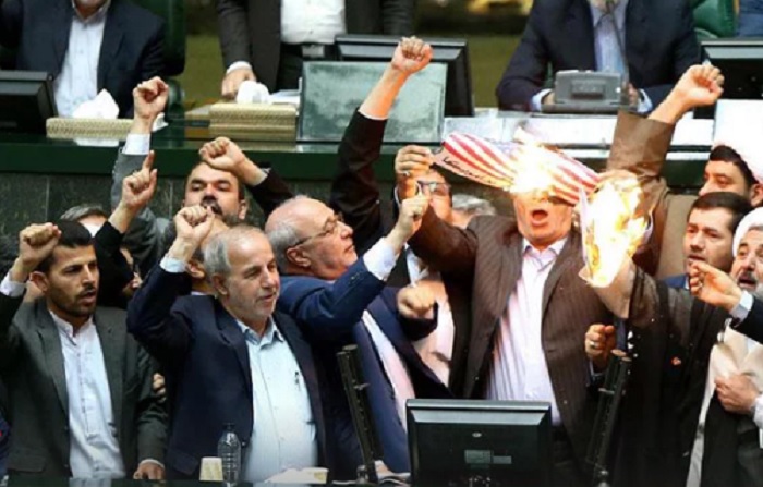 Diputados en Irán queman bandera de Estados Unidos