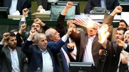 Diputados en Irán queman bandera de Estados Unidos