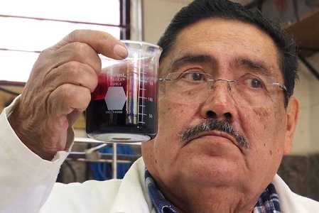Él es el investigador mexicano que inventó la tinta indeleble que usa en las elecciones | Sopitas.com