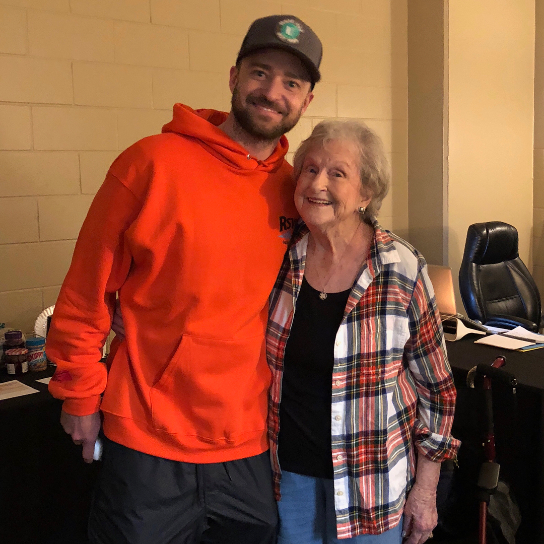 Una ancianita de 88 años que es super fan de Justin Timberlake por fin pudo conocerlo en persona 