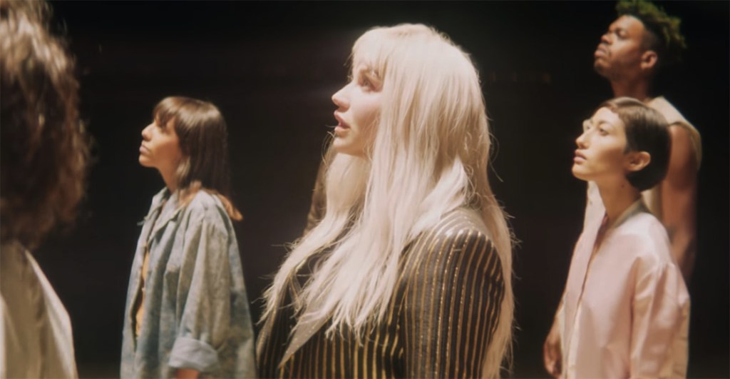 Kesha estrena video para ‘Hymn’ a favor por la lucha de los DREAMers
