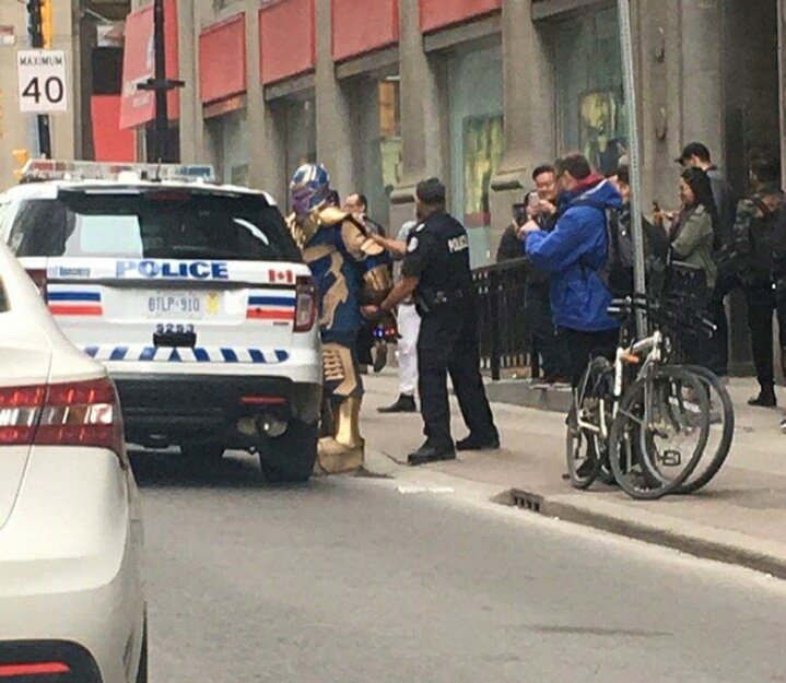 KHÉ?! La policía de Toronto arrestó a Thanos (Bueno, algo así)