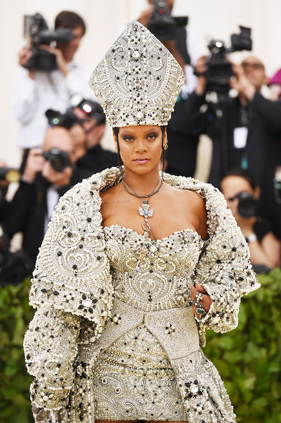 Rihanna saca su Papa interior y Katy Perry las alas (not kidding) en la Met Gala 2018