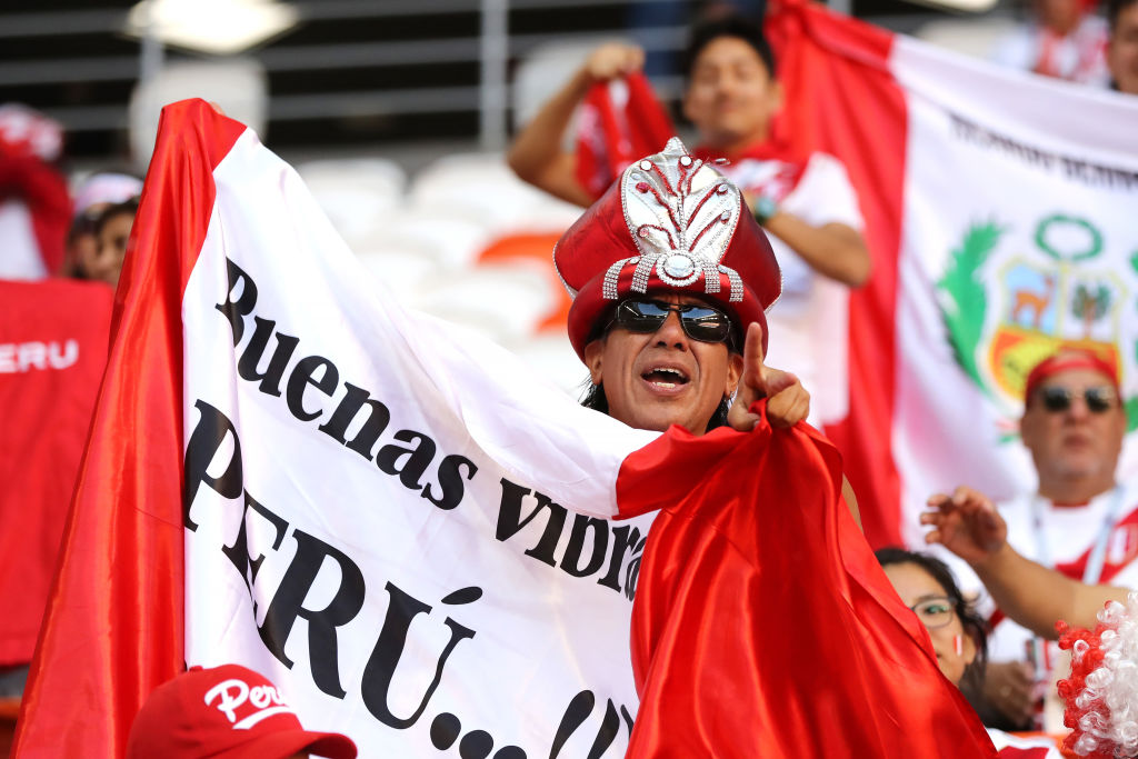 Afición peruana en el Peru vs Dinamarca
