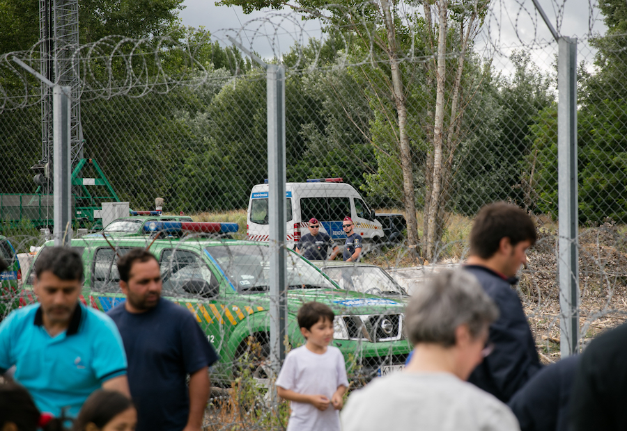 Migrantes en la frontera de Serbia con Hungría