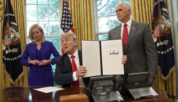 ¿No que no? Trump firma orden ejecutiva para terminar con la separación de familias