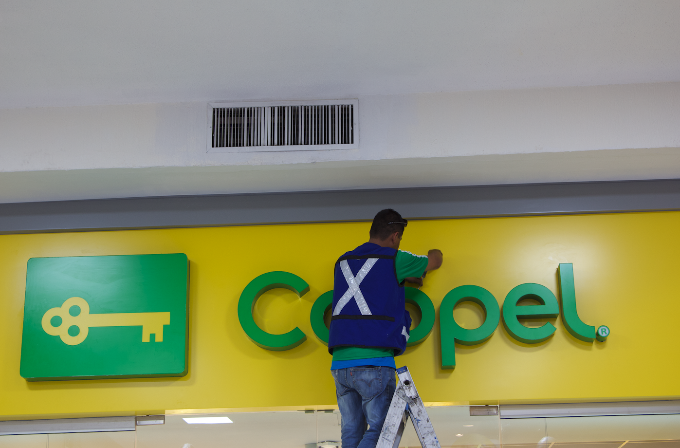 Fail-Coppel-Sopitas-tienda-viste-verde-amarillo-01