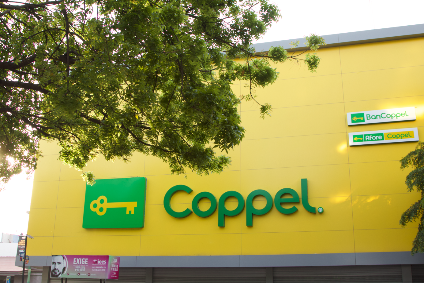 Fail-Coppel-Sopitas-tienda-viste-verde-amarillo-03