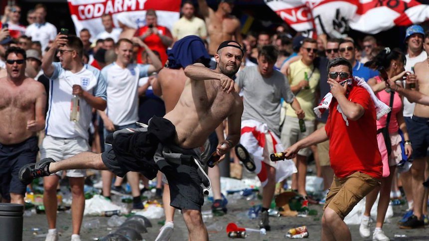 Hooligans toman las calles de Marsella