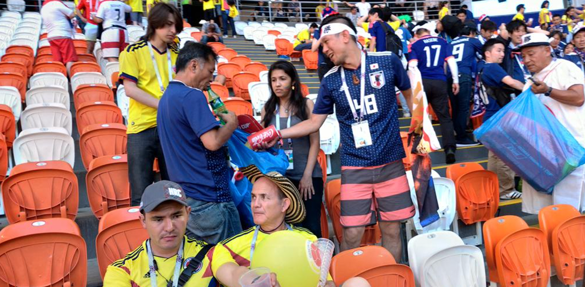 Fans japoneses y colombianos limpian estadio en Rusia 2018