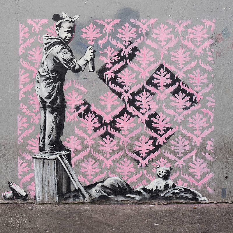 Banksy ‘ataca’ París con una serie de obras callejeras sobre la migración