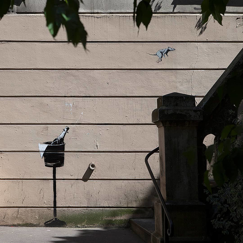 Banksy ‘ataca’ París con una serie de obras callejeras sobre la migración