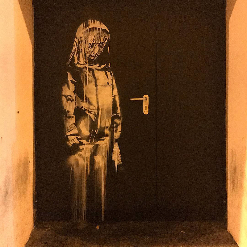 Banksy ‘ataca’ París con una serie de obras callejeras sobre la migración